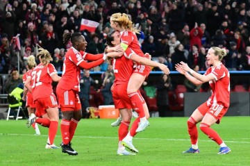 女足欧冠半决赛首回合:10人拜仁女足1-1逼平巴萨女足，克特救主